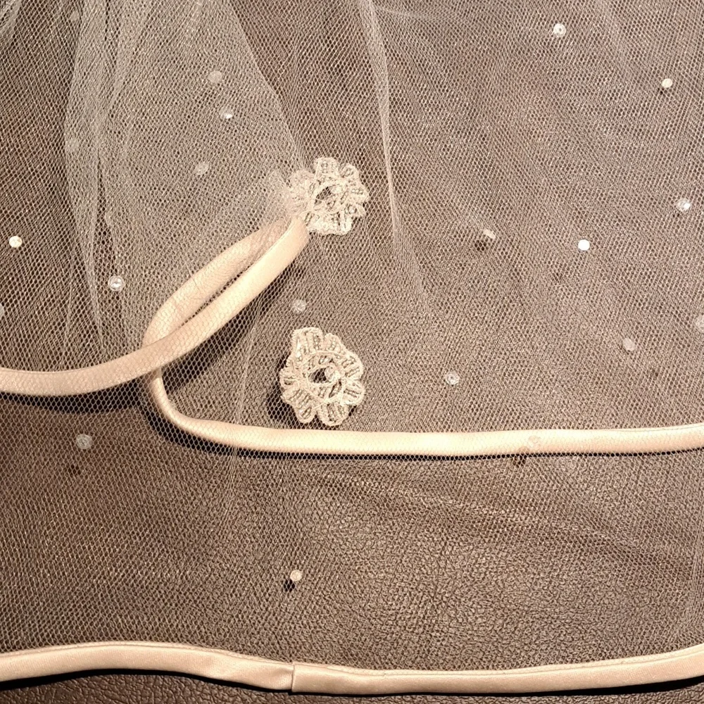 Rum Fingertip Ribbon Edge Veil
